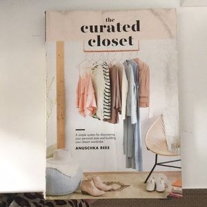 The Curated Closet by Anuschka Rees in Paperback
